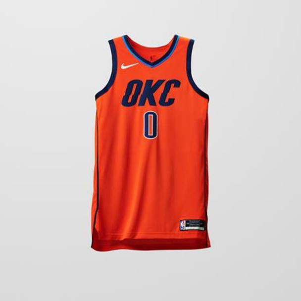 Oklahoma City ritrova il colore arancione per la sua maglia Earned Edition, ispirata al design della Statement. Russell Westbrook la indosserà per la prima volta il 30 dicembre a Dallas contro i Mavs